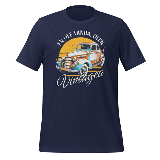 Retro sininen t-paita, jossa on klassinen vintage-auto ja teksti: 'En ole vanha, olen Vintagea.' Täydellinen syntymäpäivälahja autojen ystäville.