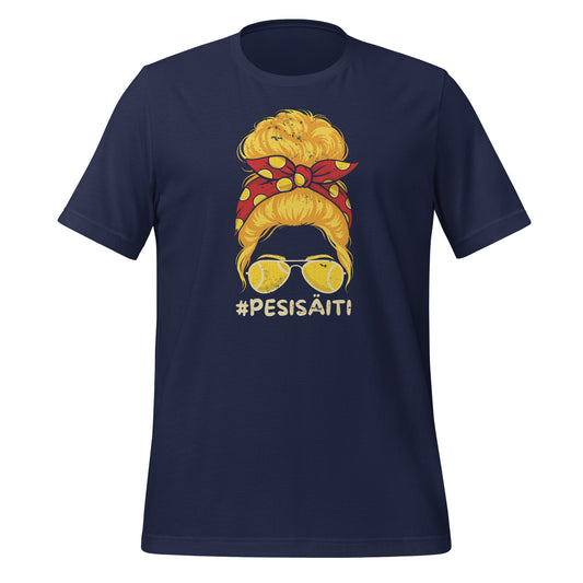 #PESISÄITI-t-paita, jossa näyttävä naisfiguuri ja retrotyyliset pesäpallolasit. Täydellinen lahja pesisperheen äidille.
