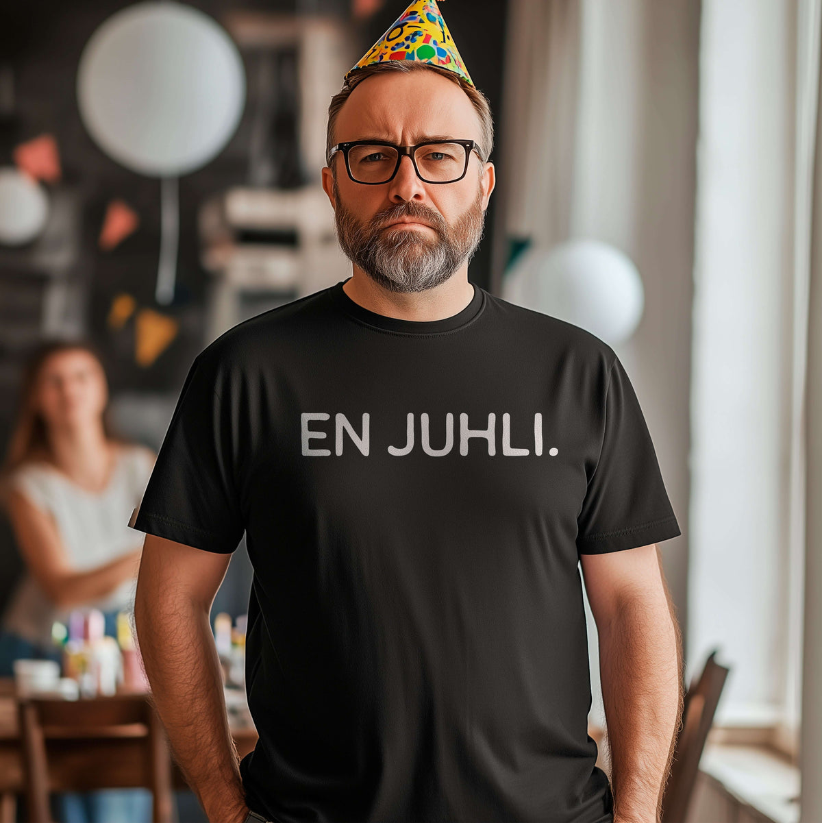 hauska lahja syntymäpäiväsankarille, joka ei halua juhlia. Teksti "en juhli" mustalla t-paidalla. 