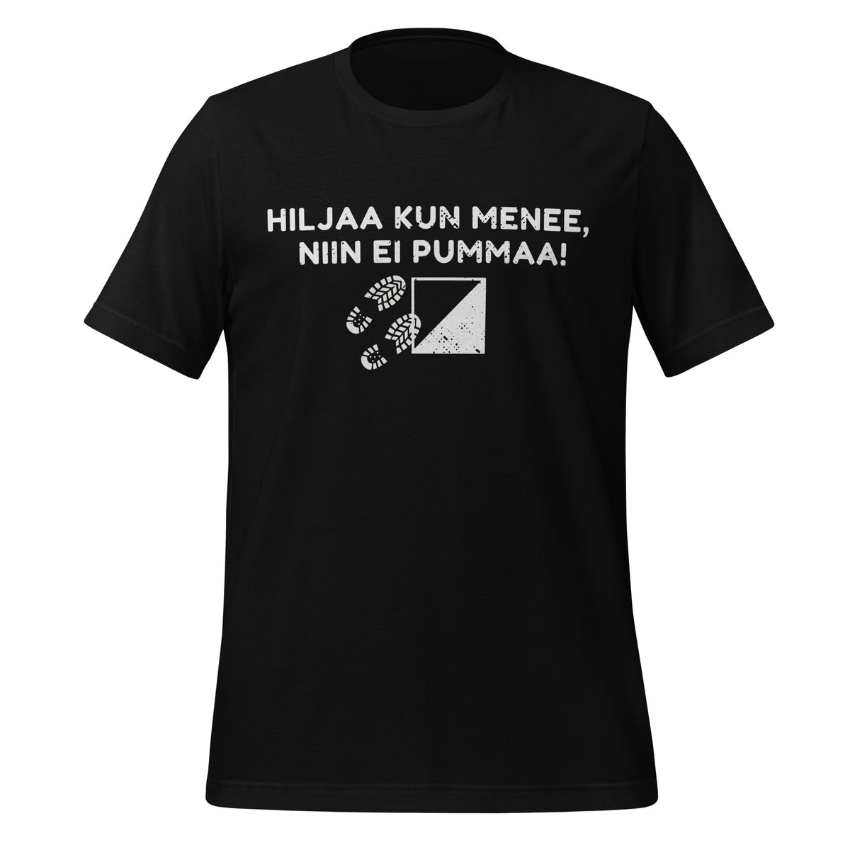 Suunnistusaiheinen t-paita, jossa kuluneet kengänjäljet ja rastimerkki tekstillä "Hiljaa kun menee, niin ei pummaa"