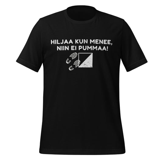 Suunnistusaiheinen t-paita, jossa kuluneet kengänjäljet ja rastimerkki tekstillä "Hiljaa kun menee, niin ei pummaa"