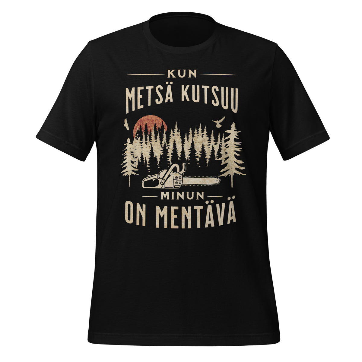 Kun metsä kutsuu paita, moottorisaha ja metsän siluetti