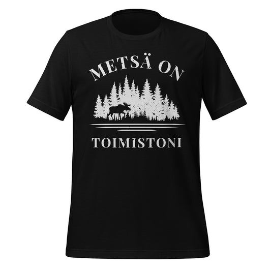 Metsä on toimistoni teksti, metsä ja hirvi mustassa t-paidassa.