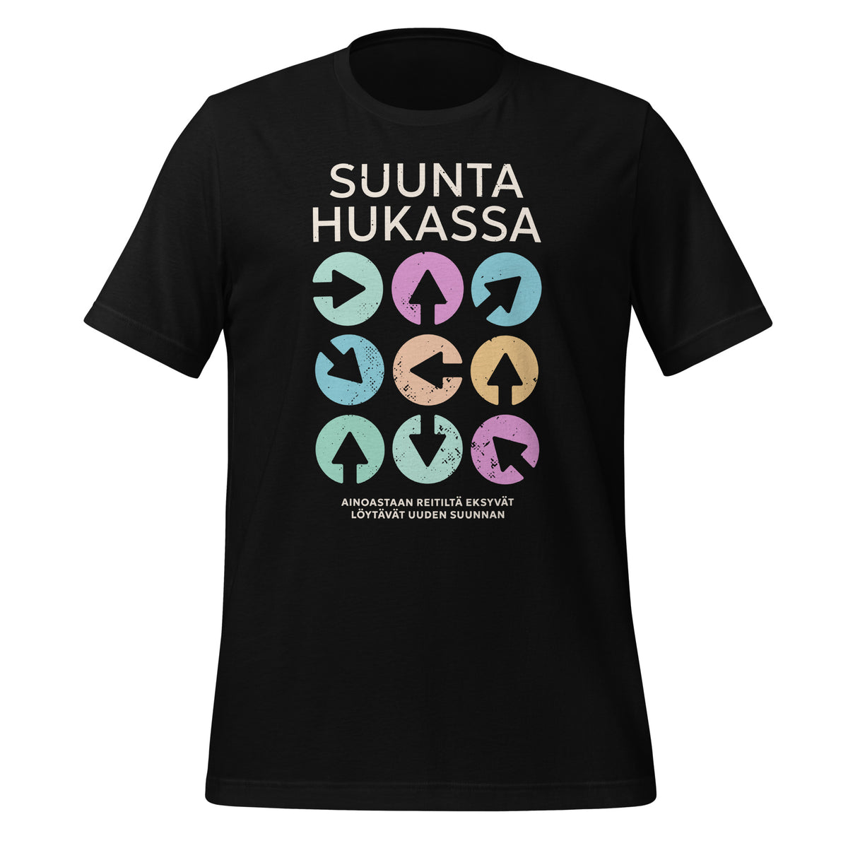 Suunnistushenkinen t-paita, jossa teksti “Suunta hukassa” ja monisuuntaisia nuolia pastellisävyissä