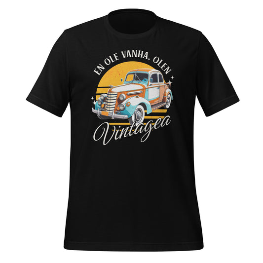Retrotyylinen t-paita, jossa on klassinen vintage-auto ja teksti: 'En ole vanha, olen Vintagea.' Täydellinen syntymäpäivälahja autojen ystäville. Musta t-paita.