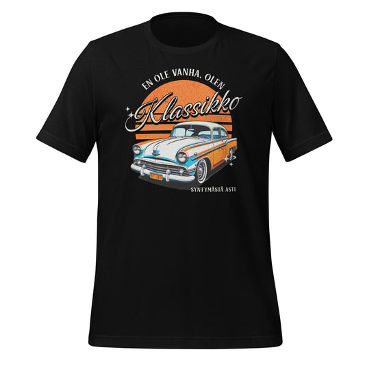 Klassikkopaita, jossa on retroauto ja teksti: 'En ole vanha, olen Klassikko.' Täydellinen syntymäpäivälahja vintage-tyylin ystäville. Musta t-paita.
