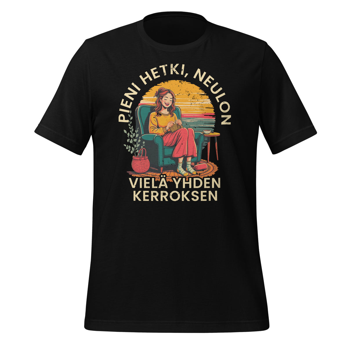 Musta t-paita, jossa on neuloja nojatuolissa, teksti 'Pieni hetki, neulon vielä yhden kerroksen' ja kodikas design. Hyvä lahja neulojille.