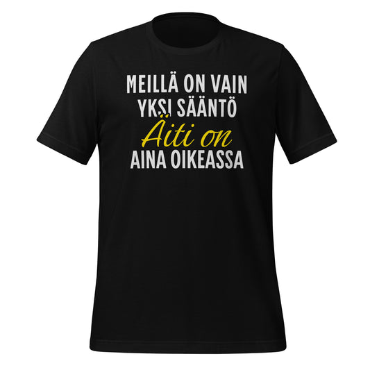 Musta t-paita, jossa lukee “Meillä on vain yksi sääntö: Äiti on aina oikeassa”. Hauska ja suorasukainen lahjapaita äidille.
