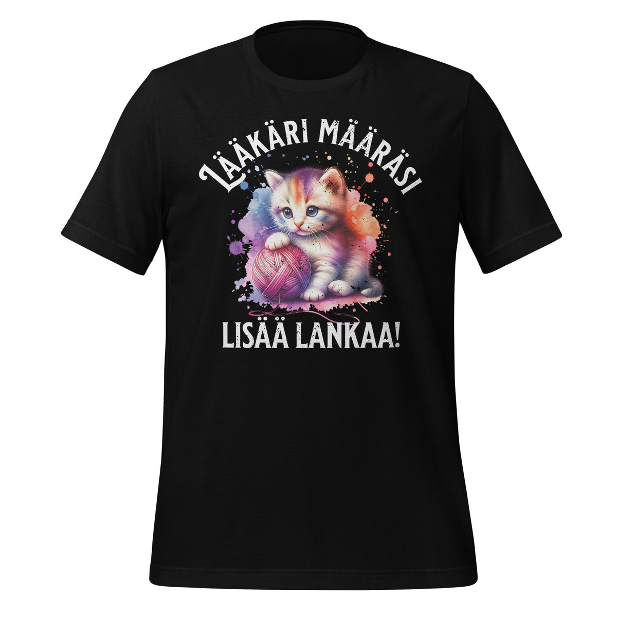 Musta t-paita, jossa suloinen kissa istuu lankakerän kanssa ja teksti “Lääkäri määräsi lisää lankaa!”