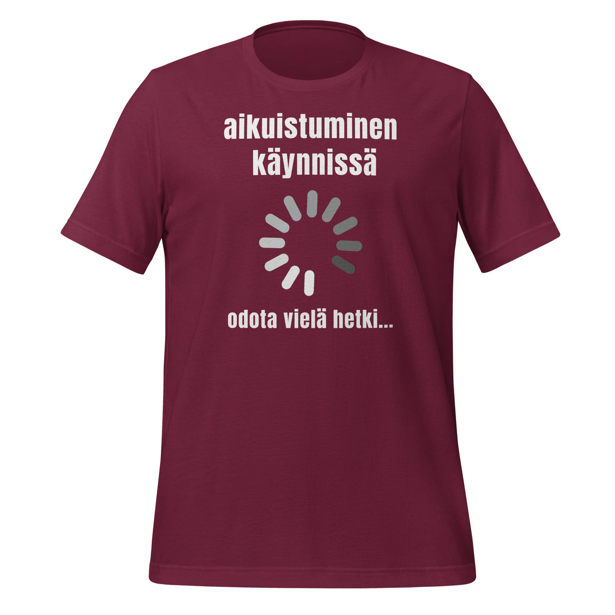 Viininpunainen t-paita, jossa latausikoni ja teksti: 'Aikuistuminen käynnissä - Odota vielä hetki.' Lahjaidea kaikille, jotka eivät aikuistu.