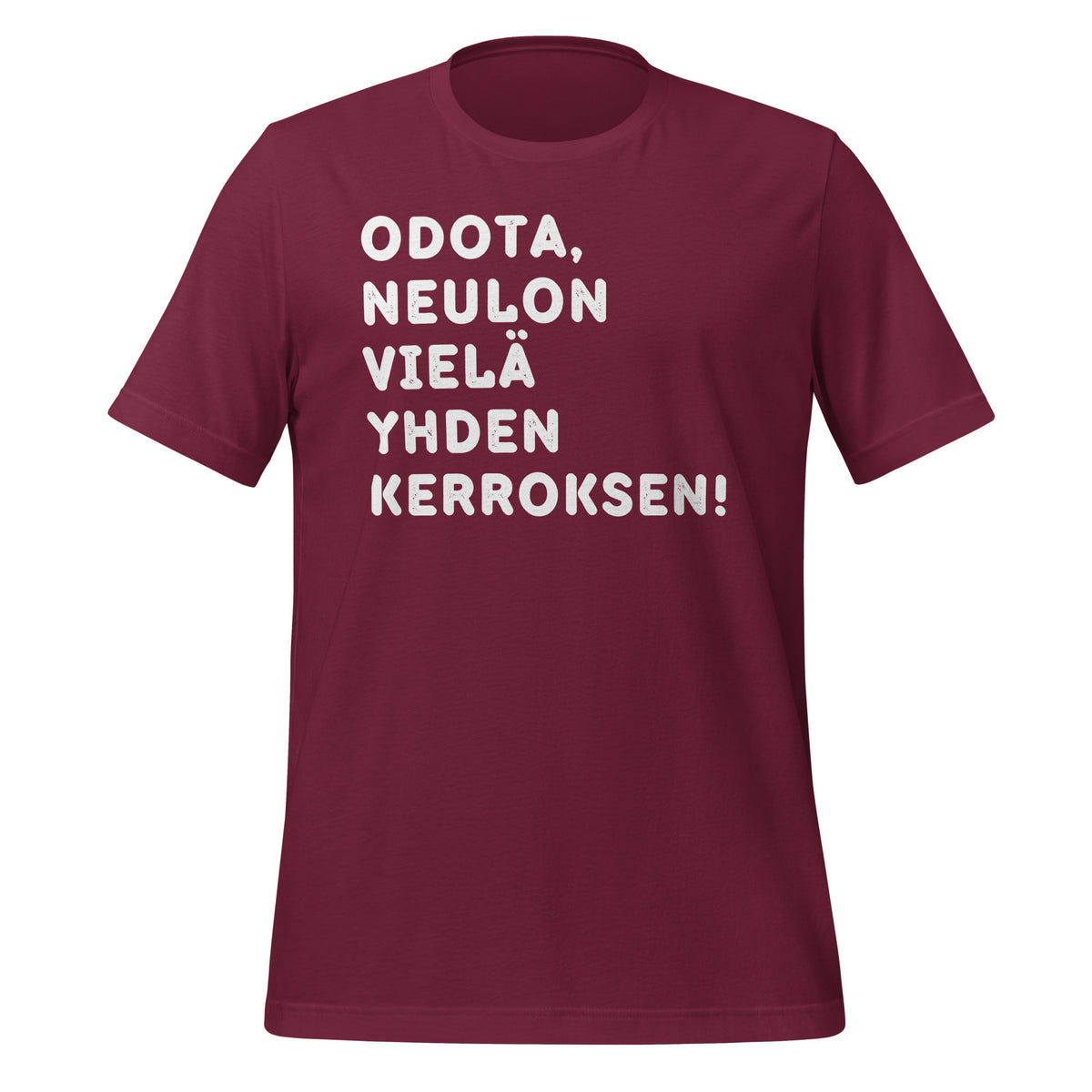 Viininpunainen t-paita, jossa lukee 'Odota, neulon vielä yhden kerroksen' valkoisella kulutetulla tekstillä. Hauska lahja neulojalle.