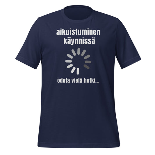 Sininen t-paita, jossa latausikoni ja teksti: 'Aikuistuminen käynnissä - Odota vielä hetki.' Lahjaidea kaikille, jotka eivät aikuistu.