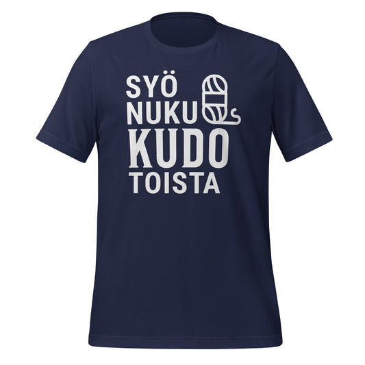 Sininen t-paita, jossa teksti 'Syö, nuku, kudo, toista' ja lankakerä – suunniteltu kutomisen ystäville.