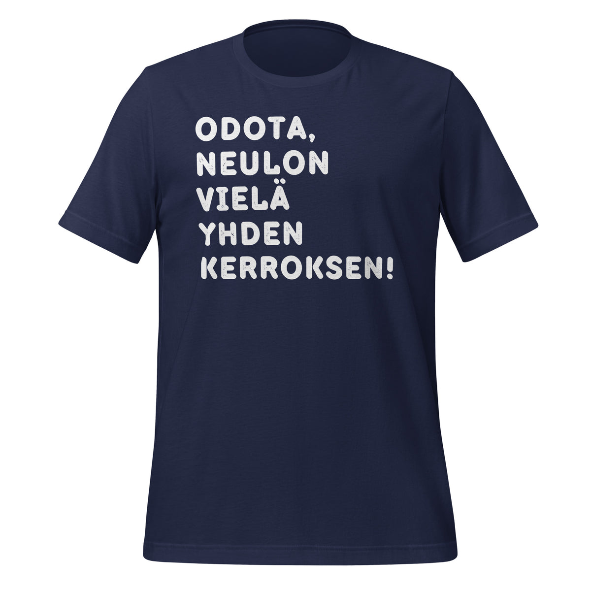 Sininen t-paita, jossa lukee 'Odota, neulon vielä yhden kerroksen' valkoisella kulutetulla tekstillä. Neulojan unelmalahja.