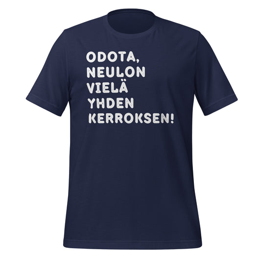Sininen t-paita, jossa lukee 'Odota, neulon vielä yhden kerroksen' valkoisella kulutetulla tekstillä. Neulojan unelmalahja.
