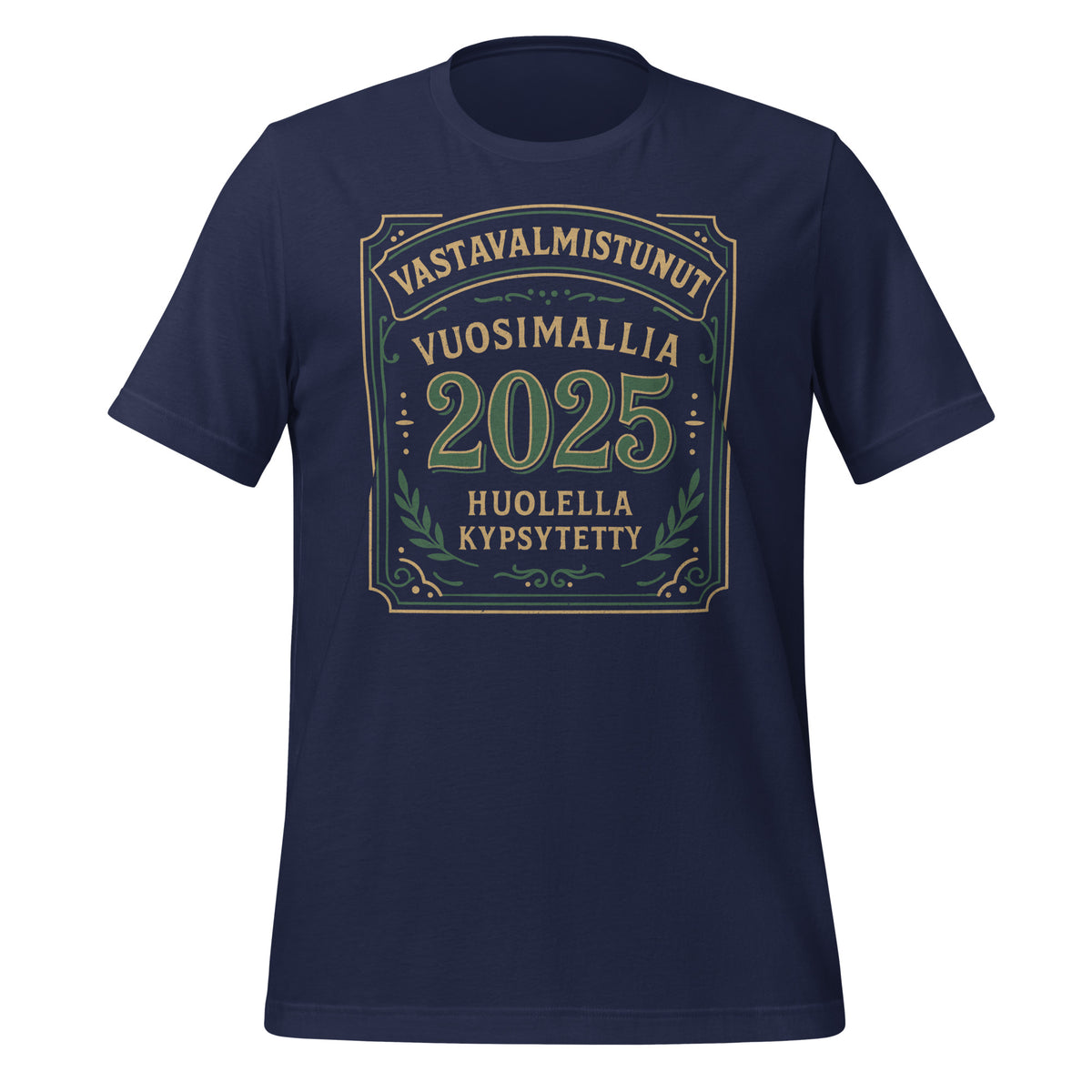 Sininen t-paita, vintage-henkinen etikettityylinen kuvitus, jossa teksti “Vastavalmistunut – vuosimallia 2025 – huolella kypsytetty”