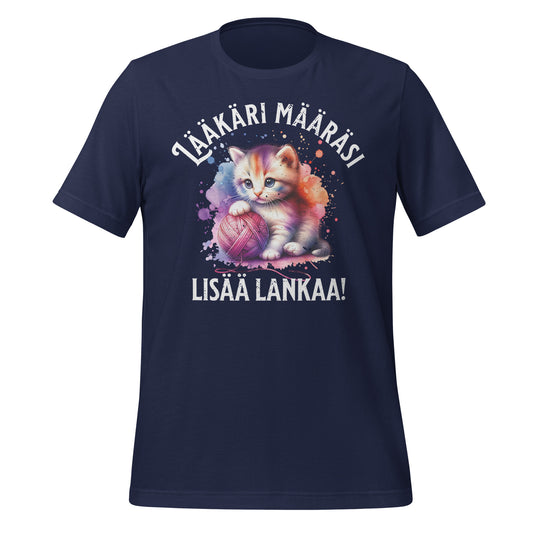 Sininen t-paita, jossa suloinen kissa istuu lankakerän kanssa ja teksti “Lääkäri määräsi lisää lankaa!”